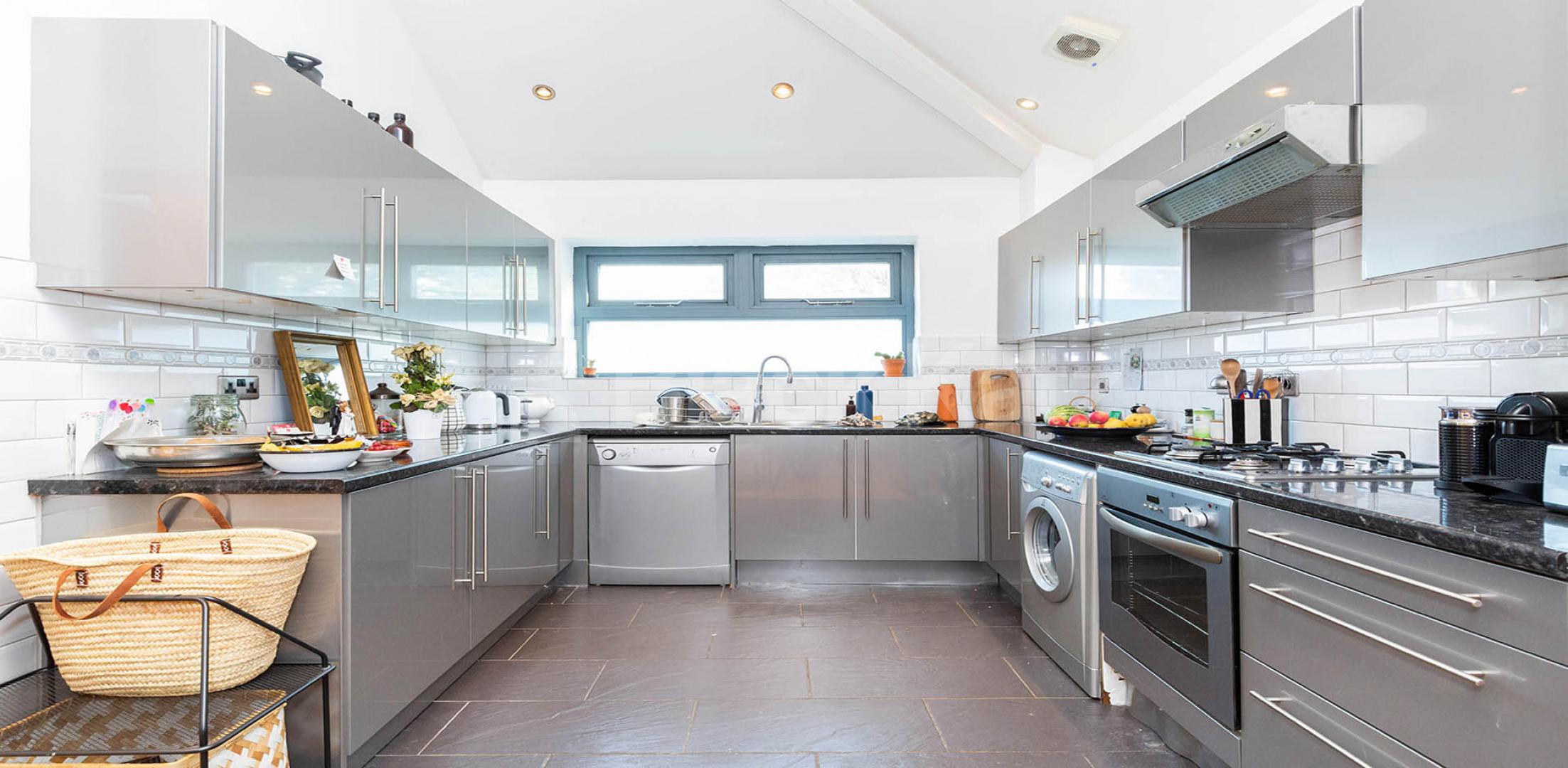 			Private roof terrace, Studio Apartment, 1 bath, 1 reception Apartment			 Bethnal Green Road, BETHNAL GREEN-HACKNEY-LONDON FIELDS